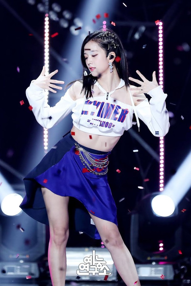 Body của mỹ nhân bị đánh giá thấp nhất BLACKPINK: Thua chị kém em vẫn có cơ bụng số 11 cực phẩm, chân thon khỏe khoắn ai nấy đều phát mê - Ảnh 8. Body của mỹ nhân bị đánh giá thấp nhất BLACKPINK: Thua chị kém em vẫn có cơ bụng số 11 cực phẩm, chân thon khỏe khoắn ai nấy đều phát mê - Ảnh 8.