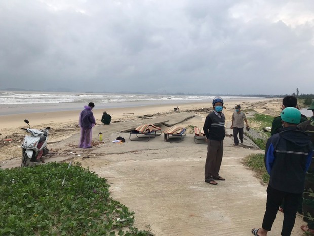 Thi thể 3 thanh thiếu niên ở Quảng Ngãi bị lũ cuốn trôi được tìm thấy tại bãi biển Quảng Nam - Ảnh 1. Thi thể 3 thanh thiếu niên ở Quảng Ngãi bị lũ cuốn trôi được tìm thấy tại bãi biển Quảng Nam - Ảnh 1.