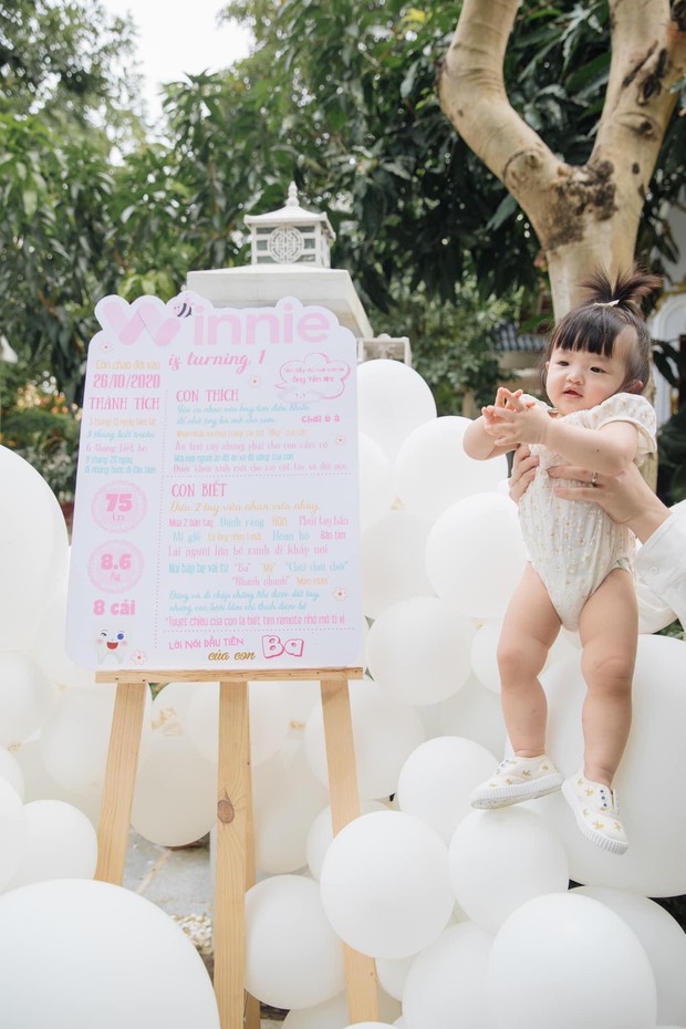 Tiệc thôi nôi của ái nữ nhà Đông Nhi: Cả nhà lên đồ chanh sả, bà nội quyền lực lộ diện, Winnie chọn 2 món đồ gây bất ngờ! - Ảnh 5. Tiệc thôi nôi của ái nữ nhà Đông Nhi: Cả nhà lên đồ chanh sả, bà nội quyền lực lộ diện, Winnie chọn 2 món đồ gây bất ngờ! - Ảnh 5.