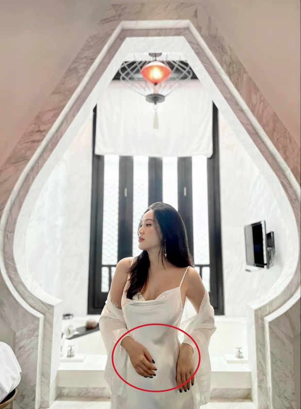 Bảo Thy dính nghi vấn mang thai vì tiếp tục để lộ vòng 2 lớn thấy rõ, còn dùng cách quen thuộc này để che bụng? - Ảnh 2. Bảo Thy dính nghi vấn mang thai vì tiếp tục để lộ vòng 2 lớn thấy rõ, còn dùng cách quen thuộc này để che bụng? - Ảnh 2.
