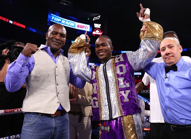 Con trai của huyền thoại Evander Holyfield gây sốt bằng cú hạ đo ván trời giáng, đối thủ đã gục vẫn lao tới hét vào mặt - Ảnh 4.