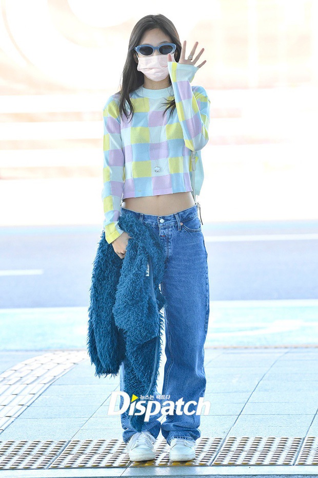 Jennie đang ăn dở bát cơm thì bị bắt sang Mỹ làm này làm kia nè, fan tóm bằng chứng ngay tại sân bay mà cười ngất - Ảnh 1. Jennie đang ăn dở bát cơm thì bị bắt sang Mỹ làm này làm kia nè, fan tóm bằng chứng ngay tại sân bay mà cười ngất - Ảnh 1.