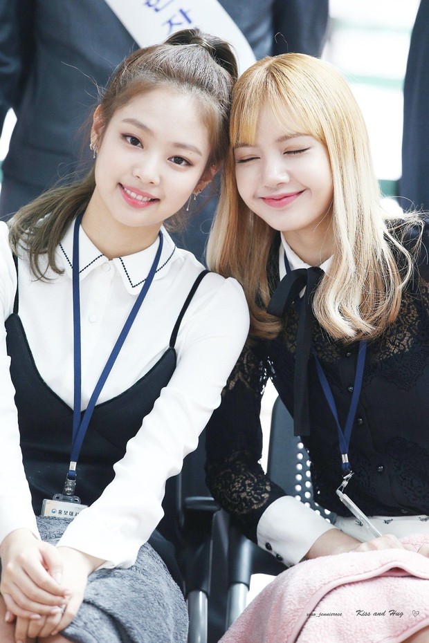 Mối quan hệ của BLACKPINK với phóng viên: Lisa quen Dispatch, Jennie cứ đáng yêu làm người ta cầm máy ảnh mà rớt liêm sỉ - Ảnh 8. Mối quan hệ của BLACKPINK với phóng viên: Lisa quen Dispatch, Jennie cứ đáng yêu làm người ta cầm máy ảnh mà rớt liêm sỉ - Ảnh 8.