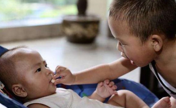 Anh trai ngày nào cũng đòi bế em gái mới sinh, nhưng đứa bé cứ khóc lớn khi thấy anh, mẹ lật người lên thì thấy sự thật quá sốc - Ảnh 4. Anh trai ngày nào cũng đòi bế em gái mới sinh, nhưng đứa bé cứ khóc lớn khi thấy anh, mẹ lật người lên thì thấy sự thật quá sốc - Ảnh 4.