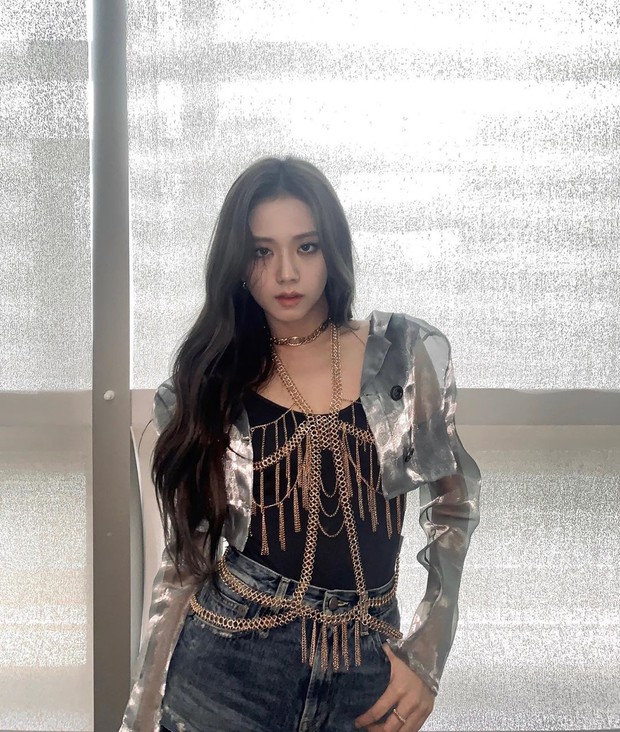 Jisoo từng suốt ngày đeo choker tới phát ngốt, soi vào mới hiểu lý do ẩn giấu - Ảnh 7. Jisoo từng suốt ngày đeo choker tới phát ngốt, soi vào mới hiểu lý do ẩn giấu - Ảnh 7.