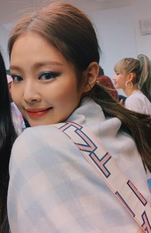 Check nhanh visual của idol qua cam thường: BLACKPINK thần thái vẫn đỉnh, nhưng huyền thoại nhất lại là 1 mỹ nhân quá cố - Ảnh 7. Check nhanh visual của idol qua cam thường: BLACKPINK thần thái vẫn đỉnh, nhưng huyền thoại nhất lại là 1 mỹ nhân quá cố - Ảnh 7.