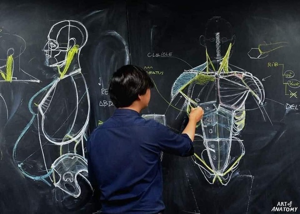 Thầy giáo vẽ tranh cơ thể người siêu chi tiết, nhưng học trò chỉ chăm chú nhìn vào chiếc quần bạn mẫu thầy mang đến - Ảnh 1. Thầy giáo vẽ tranh cơ thể người siêu chi tiết, nhưng học trò chỉ chăm chú nhìn vào chiếc quần bạn mẫu thầy mang đến - Ảnh 1.