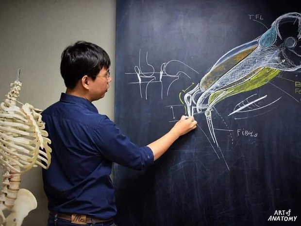 Thầy giáo vẽ tranh cơ thể người siêu chi tiết, nhưng học trò chỉ chăm chú nhìn vào chiếc quần bạn mẫu thầy mang đến - Ảnh 3. Thầy giáo vẽ tranh cơ thể người siêu chi tiết, nhưng học trò chỉ chăm chú nhìn vào chiếc quần bạn mẫu thầy mang đến - Ảnh 3.