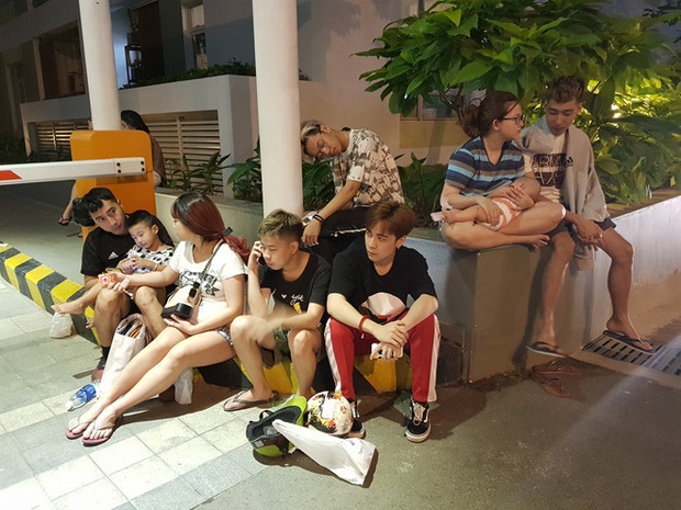 Giữa đêm, một nam ca sĩ Vbiz hoảng loạn tháo chạy khỏi 23 tầng nhà vì chung cư bị cháy - Ảnh 4. Giữa đêm, một nam ca sĩ Vbiz hoảng loạn tháo chạy khỏi 23 tầng nhà vì chung cư bị cháy - Ảnh 4.