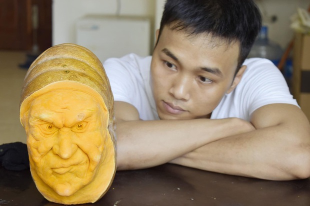Chàng đầu bếp trổ tài tỉa hình mặt người trên trái bí ngô, nhìn thành quả mà hú hồn! - Ảnh 1. Chàng đầu bếp trổ tài tỉa hình mặt người trên trái bí ngô, nhìn thành quả mà hú hồn! - Ảnh 1.
