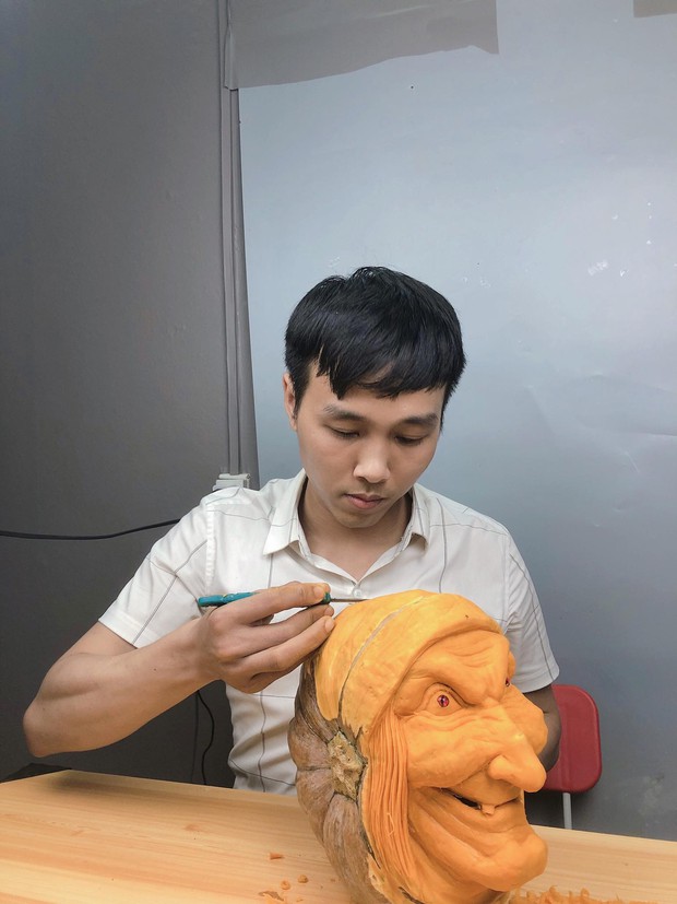 Chàng đầu bếp trổ tài tỉa hình mặt người trên trái bí ngô, nhìn thành quả mà hú hồn! - Ảnh 3. Chàng đầu bếp trổ tài tỉa hình mặt người trên trái bí ngô, nhìn thành quả mà hú hồn! - Ảnh 3.