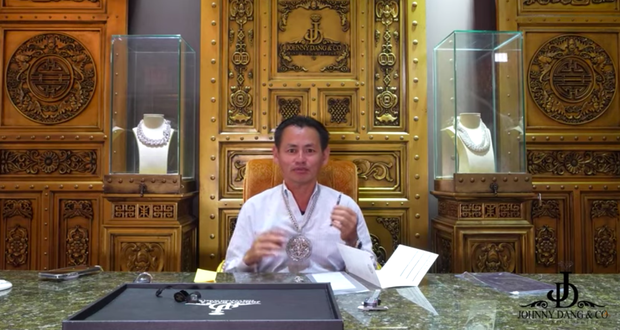 Một nữ đại gia Việt bí ẩn sang Mỹ đặt tỷ phú kim cương Johnny Đặng làm một viên kim cương 4 carat cực hiếm - Ảnh 1. Một nữ đại gia Việt bí ẩn sang Mỹ đặt tỷ phú kim cương Johnny Đặng làm một viên kim cương 4 carat cực hiếm - Ảnh 1.