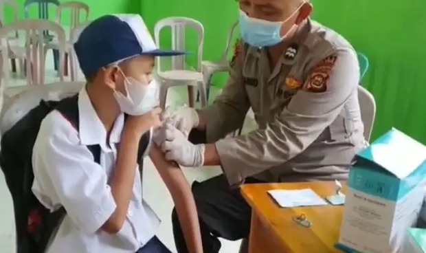 Quá đam mê văn học và chữ nghĩa, bố để đặt tên con dị tới nỗi làm cả nhà suýt không được tiêm vaccine - Ảnh 2. Quá đam mê văn học và chữ nghĩa, bố để đặt tên con dị tới nỗi làm cả nhà suýt không được tiêm vaccine - Ảnh 2.