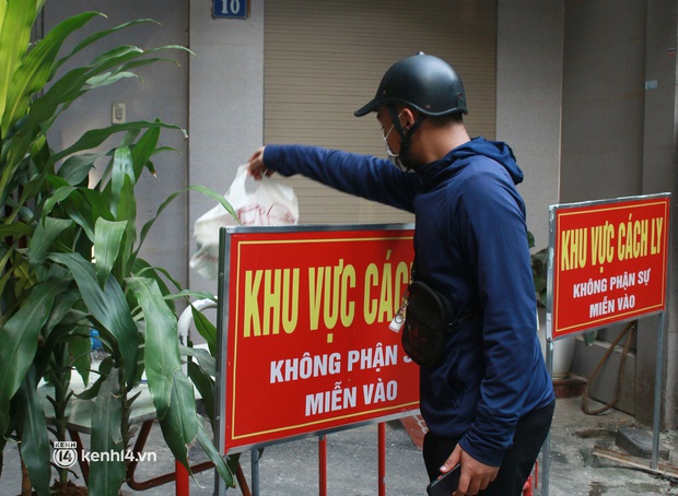 Ảnh: Phong toả Toà án huyện và nhiều địa điểm ở Hà Nội sau ca mắc Covid-19 - Ảnh 7. Ảnh: Phong toả Toà án huyện và nhiều địa điểm ở Hà Nội sau ca mắc Covid-19 - Ảnh 7.