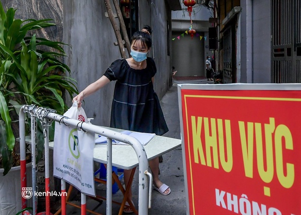 Ảnh: Phong toả Toà án huyện và nhiều địa điểm ở Hà Nội sau ca mắc Covid-19 - Ảnh 8. Ảnh: Phong toả Toà án huyện và nhiều địa điểm ở Hà Nội sau ca mắc Covid-19 - Ảnh 8.