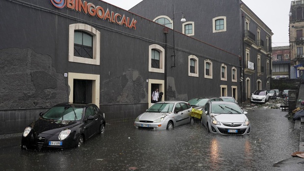 Mưa bão lớn gây lũ lụt nghiêm trọng ở Sicily, ít nhất 2 người thiệt mạng - Ảnh 1.