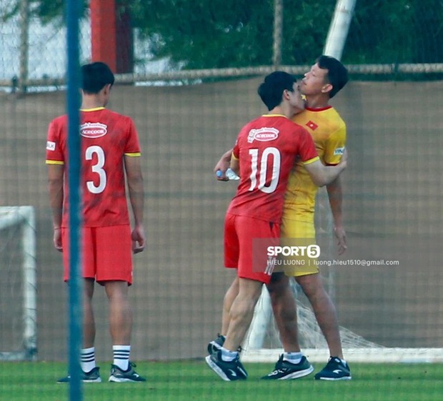 Công Phượng cưỡng hôn, Tấn Trường than: Trời ơi là trời sống nổi không? - Ảnh 2. Công Phượng cưỡng hôn, Tấn Trường than: Trời ơi là trời sống nổi không? - Ảnh 2.