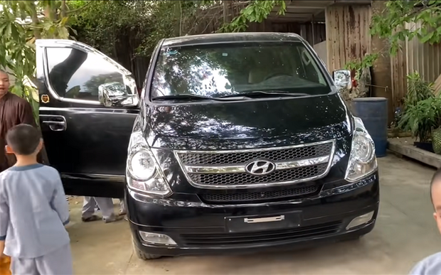 Tịnh thất Bồng Lai khoe xin được siêu xe Limousine tiền tỷ, đập hộp iPhone 12 Pro Max - Ảnh 2.