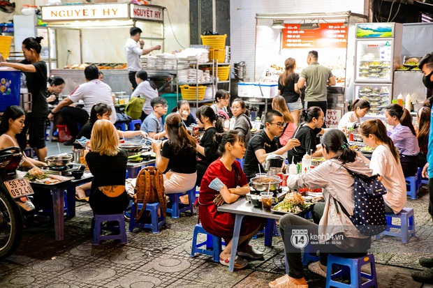 NÓNG: Từ 28/10, hàng quán ăn uống ở TP.HCM được phục vụ tại chỗ - Ảnh 1. NÓNG: Từ 28/10, hàng quán ăn uống ở TP.HCM được phục vụ tại chỗ - Ảnh 1.