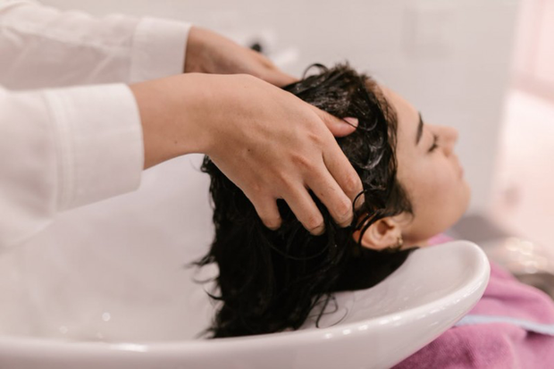 5 thói quen khi gội đầu khiến tóc rụng, tuổi thọ cũng giảm theo: Bất kể nam hay nữ đều mắc phải nên cần đặc biệt chú ý - Ảnh 4. 5 thói quen khi gội đầu khiến tóc rụng, tuổi thọ cũng giảm theo: Bất kể nam hay nữ đều mắc phải nên cần đặc biệt chú ý - Ảnh 4.