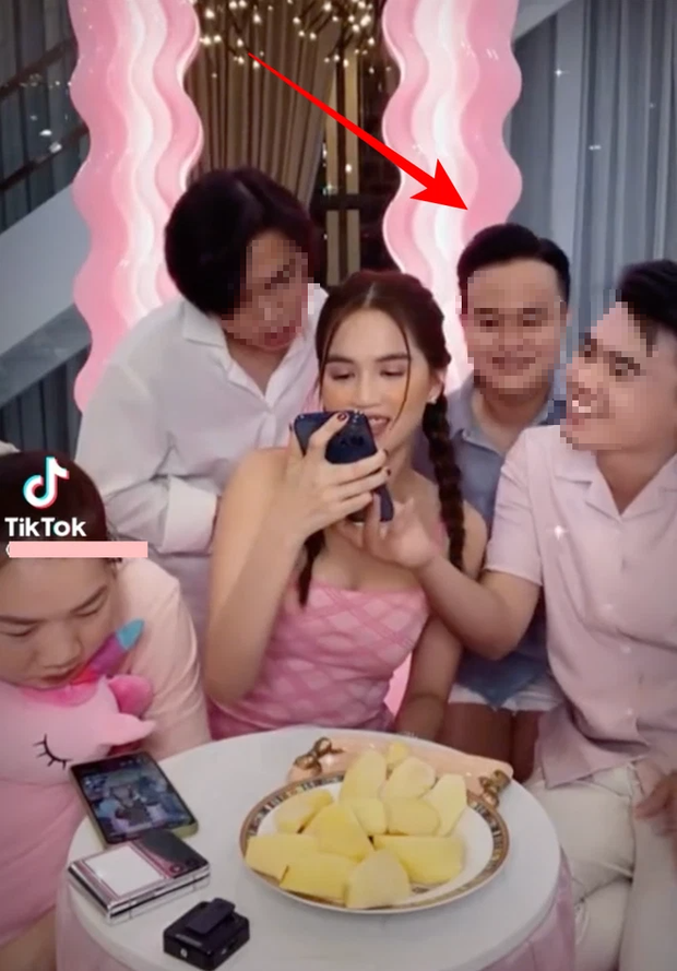Ngọc Trinh mới mua cái gương auth, bạn thân liên tục đăng clip cạnh khóe netizen tới nỗi bị dội ngược: Bớt nịnh được không ạ? - Ảnh 2.