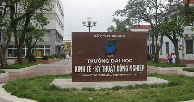 NÓNG: Xôn xao thông tin thầy giáo Hà Nội hứa cho nữ sinh qua môn nếu “vào khách sạn”, đại diện trường chính thức phản hồi - Ảnh 1.