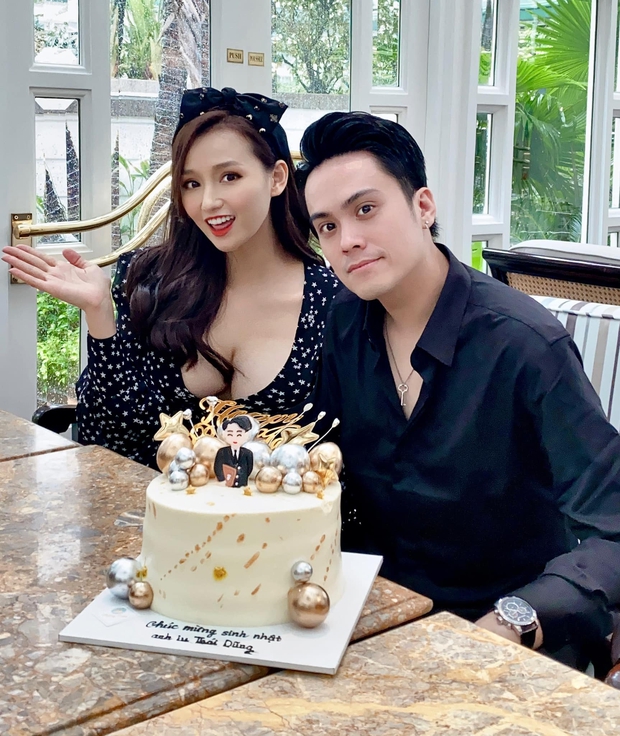 Việt Anh, Quỳnh Nga bị lu mờ bởi vòng 1 khủng của mỹ nhân này trong sinh nhật bạn thân - Ảnh 4. Việt Anh, Quỳnh Nga bị lu mờ bởi vòng 1 khủng của mỹ nhân này trong sinh nhật bạn thân - Ảnh 4.