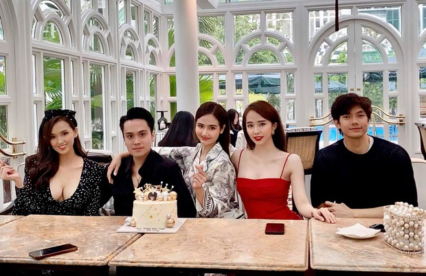 Việt Anh, Quỳnh Nga bị lu mờ bởi vòng 1 khủng của mỹ nhân này trong sinh nhật bạn thân - Ảnh 5. Việt Anh, Quỳnh Nga bị lu mờ bởi vòng 1 khủng của mỹ nhân này trong sinh nhật bạn thân - Ảnh 5.