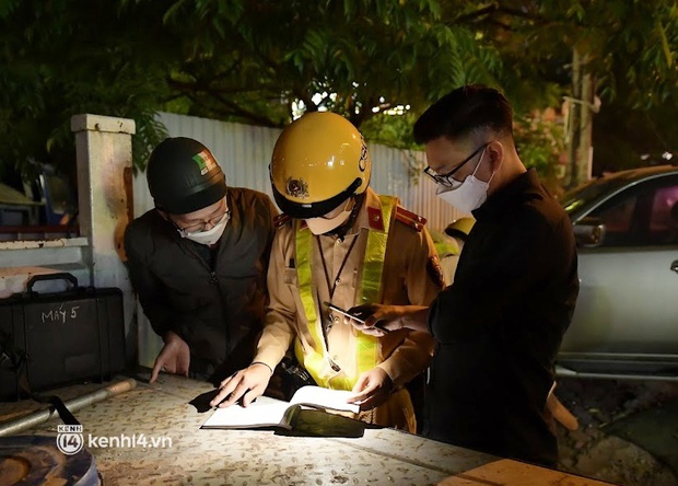 Hà Nội: Uống bù rượu với bạn bè sau nhiều tháng giãn cách, nam thanh niên bị phạt 7,5 triệu đồng - Ảnh 8.
