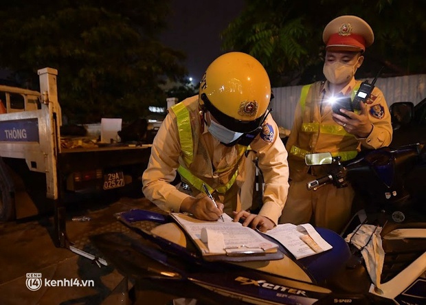 Hà Nội: Uống bù rượu với bạn bè sau nhiều tháng giãn cách, nam thanh niên bị phạt 7,5 triệu đồng - Ảnh 4.