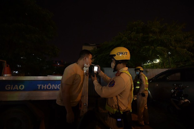 Hà Nội: Uống bù rượu với bạn bè sau nhiều tháng giãn cách, nam thanh niên bị phạt 7,5 triệu đồng - Ảnh 10.