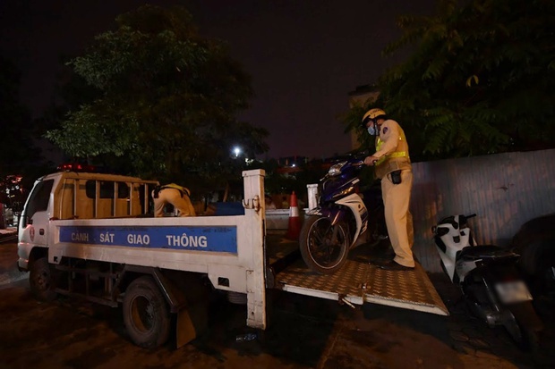 Hà Nội: Uống bù rượu với bạn bè sau nhiều tháng giãn cách, nam thanh niên bị phạt 7,5 triệu đồng - Ảnh 11.