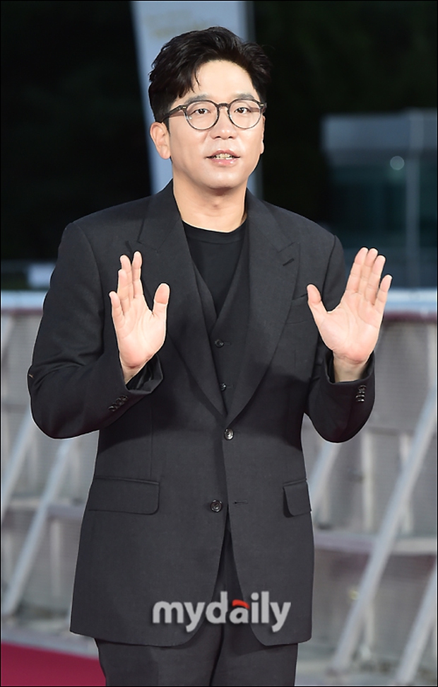 Thảm đỏ hot nhất hôm nay: Thánh body YooA khoe đường cong nuột nà khó tin, Jung Woo Sung U50 vẫn điển trai, phong độ chết người - Ảnh 21. Thảm đỏ hot nhất hôm nay: Thánh body YooA khoe đường cong nuột nà khó tin, Jung Woo Sung U50 vẫn điển trai, phong độ chết người - Ảnh 21.