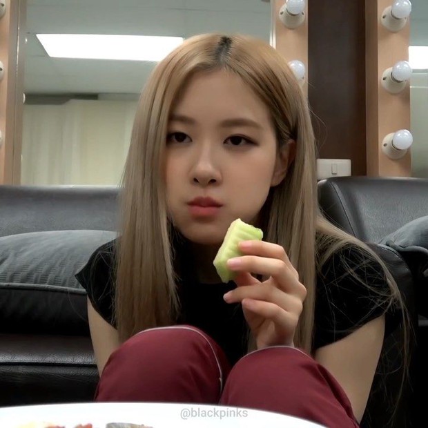 Jennie, Rosé thành trò cười cho thiên hạ vì một món khoái khẩu nhưng là ác mộng của hội sợ béo - Ảnh 2. Jennie, Rosé thành trò cười cho thiên hạ vì một món khoái khẩu nhưng là ác mộng của hội sợ béo - Ảnh 2.