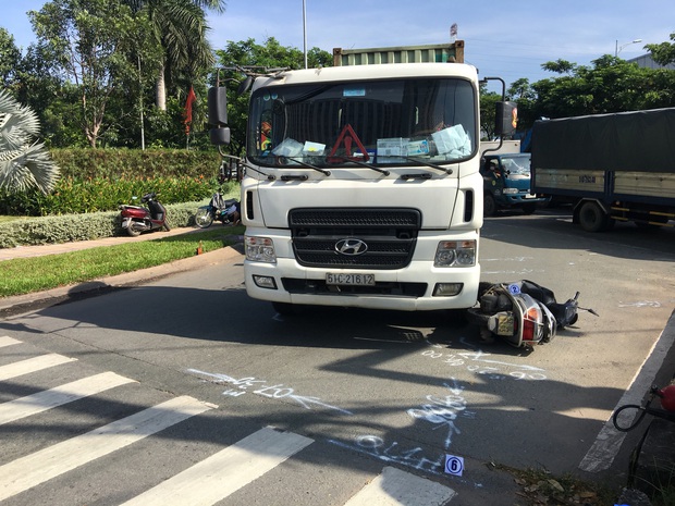 TP.HCM: Người phụ nữ bị xe container kéo lê, tử vong trên đường đi làm - Ảnh 1. TP.HCM: Người phụ nữ bị xe container kéo lê, tử vong trên đường đi làm - Ảnh 1.
