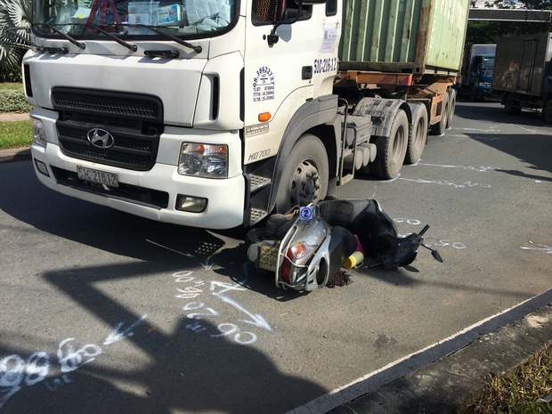 TP.HCM: Người phụ nữ bị xe container kéo lê, tử vong trên đường đi làm - Ảnh 2. TP.HCM: Người phụ nữ bị xe container kéo lê, tử vong trên đường đi làm - Ảnh 2.