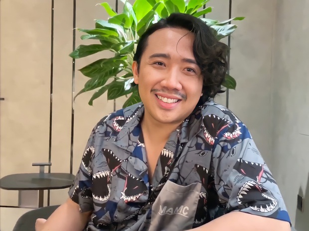 Trấn Thành xuất hiện với bộ râu và mái tóc xoăn dài vắt sang 1 bên, dân tình nhìn xong lại khóc thét - Ảnh 2. Trấn Thành xuất hiện với bộ râu và mái tóc xoăn dài vắt sang 1 bên, dân tình nhìn xong lại khóc thét - Ảnh 2.