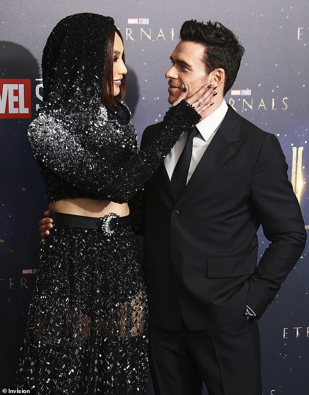 3 minh tinh đại náo thảm xanh Eternals: Angelina Jolie như trùm chăn, mỹ nhân Con Nhà Siêu Giàu chặt chém cả bom sex ngực khủng - Ảnh 8.