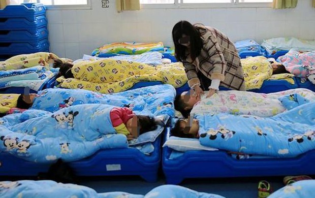 Cậu bé 5 tuổi đi học không chịu ngủ còn trùm kín mền, cô giáo tới lật ra xem thì thấy cảnh tượng nhạy cảm, phải gọi bố mẹ hỏi cho ra lẽ - Ảnh 1. Cậu bé 5 tuổi đi học không chịu ngủ còn trùm kín mền, cô giáo tới lật ra xem thì thấy cảnh tượng nhạy cảm, phải gọi bố mẹ hỏi cho ra lẽ - Ảnh 1.