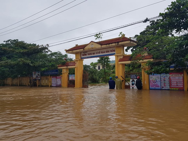Lũ bất ngờ ập vào trường học, phải giải cứu học sinh - Ảnh 2. Lũ bất ngờ ập vào trường học, phải giải cứu học sinh - Ảnh 2.