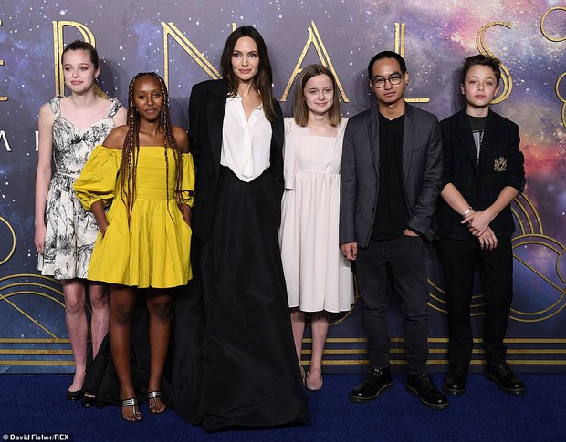 Chỉ vì 1 chiếc váy cũ, Angelina Jolie lại bị con gái giật spotlight trong chính buổi ra mắt phim của mình - Ảnh 1. Chỉ vì 1 chiếc váy cũ, Angelina Jolie lại bị con gái giật spotlight trong chính buổi ra mắt phim của mình - Ảnh 1.