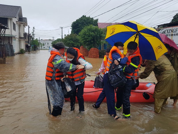Lũ bất ngờ ập vào trường học, phải giải cứu học sinh - Ảnh 7. Lũ bất ngờ ập vào trường học, phải giải cứu học sinh - Ảnh 7.