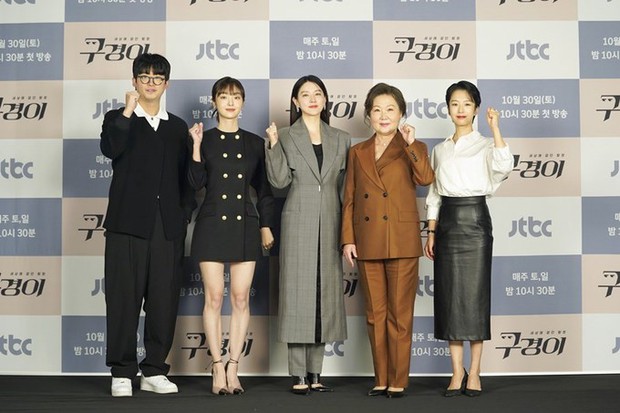 “Dae Jang Geum” Lee Young Ae lâu lắm mới dự sự kiện: Visual tuổi 50 của quốc bảo nhan sắc đè bẹp “vương hậu” khoe chân dài - Ảnh 10. “Dae Jang Geum” Lee Young Ae lâu lắm mới dự sự kiện: Visual tuổi 50 của quốc bảo nhan sắc đè bẹp “vương hậu” khoe chân dài - Ảnh 10.