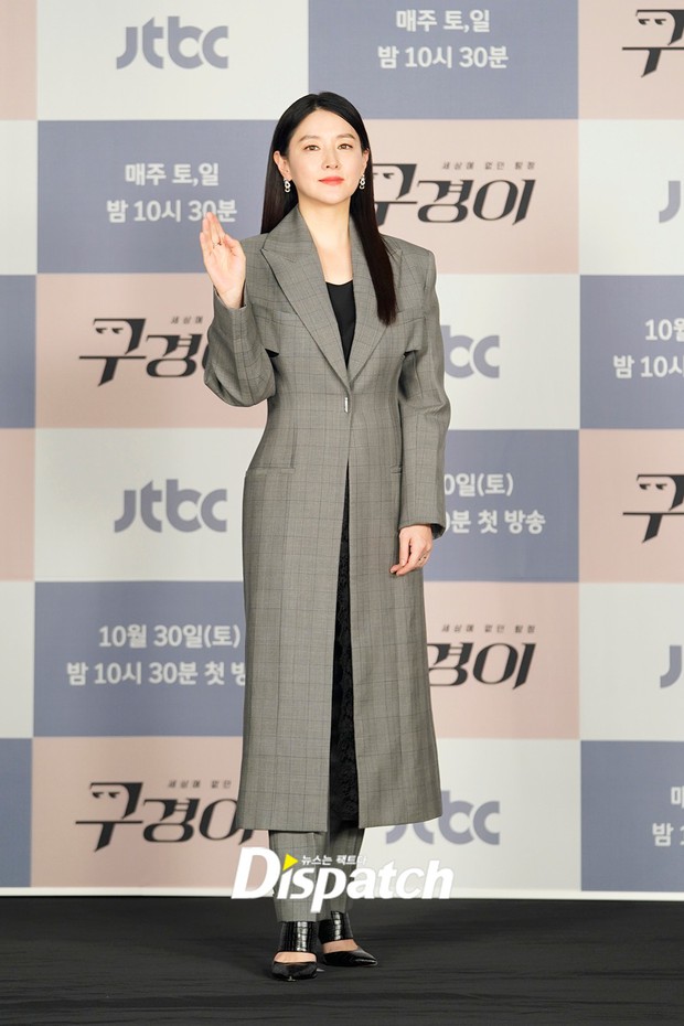 “Dae Jang Geum” Lee Young Ae lâu lắm mới dự sự kiện: Visual tuổi 50 của quốc bảo nhan sắc đè bẹp “vương hậu” khoe chân dài - Ảnh 4. “Dae Jang Geum” Lee Young Ae lâu lắm mới dự sự kiện: Visual tuổi 50 của quốc bảo nhan sắc đè bẹp “vương hậu” khoe chân dài - Ảnh 4.