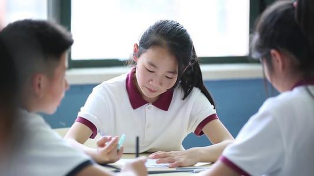Cô giáo cứ 0h đêm lại lẻn vào trường, soi camera mà học trò nào cũng khóc nức nở, không dám nhìn cảnh trước mắt - Ảnh 2. Cô giáo cứ 0h đêm lại lẻn vào trường, soi camera mà học trò nào cũng khóc nức nở, không dám nhìn cảnh trước mắt - Ảnh 2.
