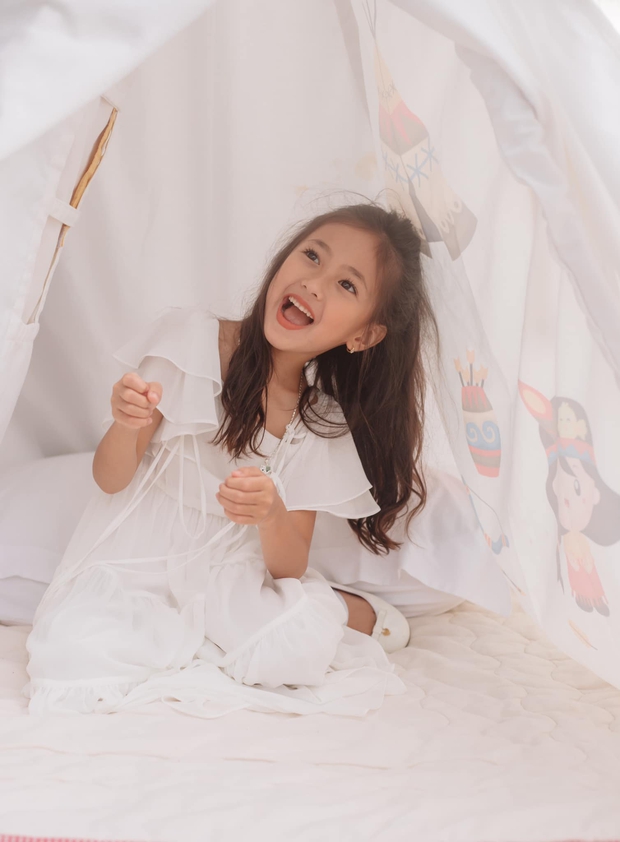 Ngất ngây trước visual tiểu mỹ nhân của nhóc tỳ Vbiz, hoá ra là con gái cưng của Hoa hậu dòng dõi hoàng tộc! - Ảnh 4. Ngất ngây trước visual tiểu mỹ nhân của nhóc tỳ Vbiz, hoá ra là con gái cưng của Hoa hậu dòng dõi hoàng tộc! - Ảnh 4.