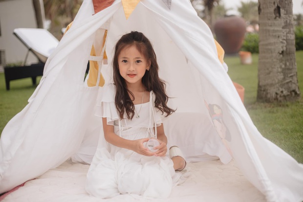 Ngất ngây trước visual tiểu mỹ nhân của nhóc tỳ Vbiz, hoá ra là con gái cưng của Hoa hậu dòng dõi hoàng tộc! - Ảnh 2. Ngất ngây trước visual tiểu mỹ nhân của nhóc tỳ Vbiz, hoá ra là con gái cưng của Hoa hậu dòng dõi hoàng tộc! - Ảnh 2.