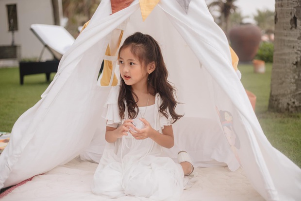 Ngất ngây trước visual tiểu mỹ nhân của nhóc tỳ Vbiz, hoá ra là con gái cưng của Hoa hậu dòng dõi hoàng tộc! - Ảnh 3. Ngất ngây trước visual tiểu mỹ nhân của nhóc tỳ Vbiz, hoá ra là con gái cưng của Hoa hậu dòng dõi hoàng tộc! - Ảnh 3.