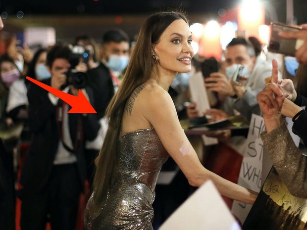 Angelina Jolie và Park Min Young rủ nhau tuột cầu trượt điểm âm vì chuyện tóc tai - Ảnh 1. Angelina Jolie và Park Min Young rủ nhau tuột cầu trượt điểm âm vì chuyện tóc tai - Ảnh 1.