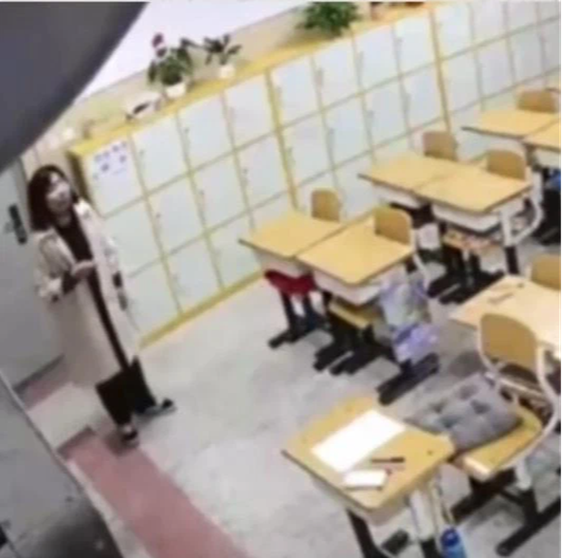Cô giáo cứ 0h đêm lại lẻn vào trường, soi camera mà học trò nào cũng khóc nức nở, không dám nhìn cảnh trước mắt - Ảnh 1. Cô giáo cứ 0h đêm lại lẻn vào trường, soi camera mà học trò nào cũng khóc nức nở, không dám nhìn cảnh trước mắt - Ảnh 1.